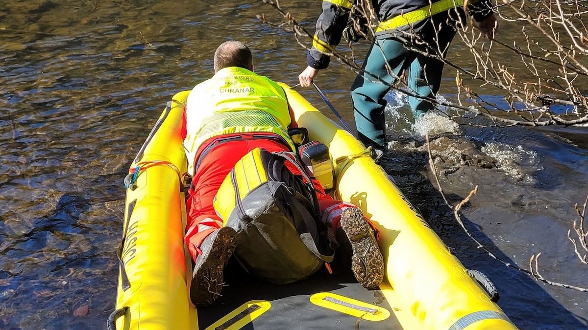 Senior se na procházce zřítil z osmi metrů, hasiči ho vezli přes řeku